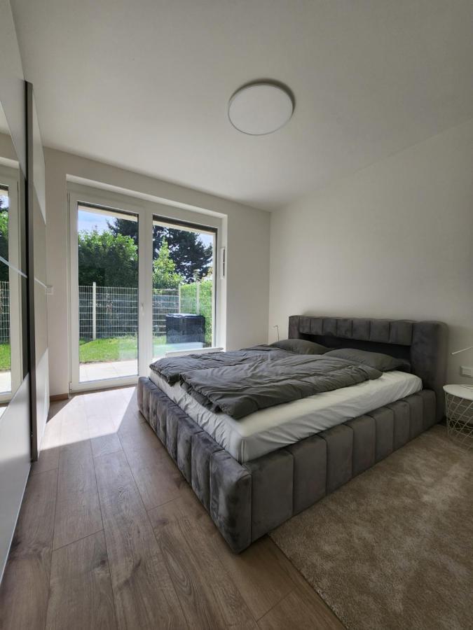 Ba With Free Garage Parking, Huge Outside Area Apartment Bratislava