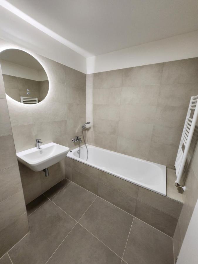 Ba With Free Garage Parking, Huge Outside Area Apartment