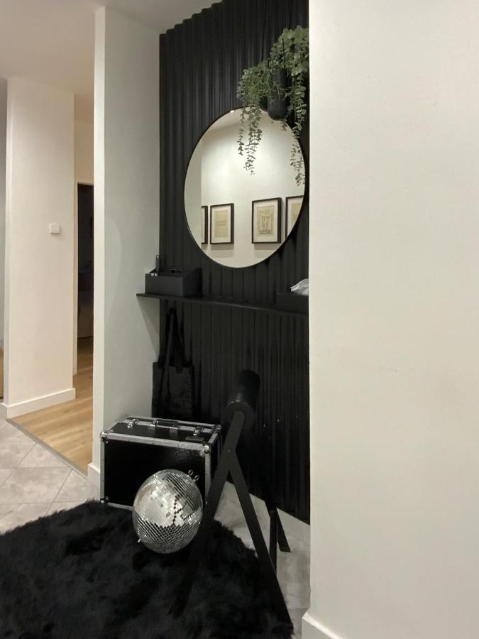 Urban Jungle By Zoom Apartment