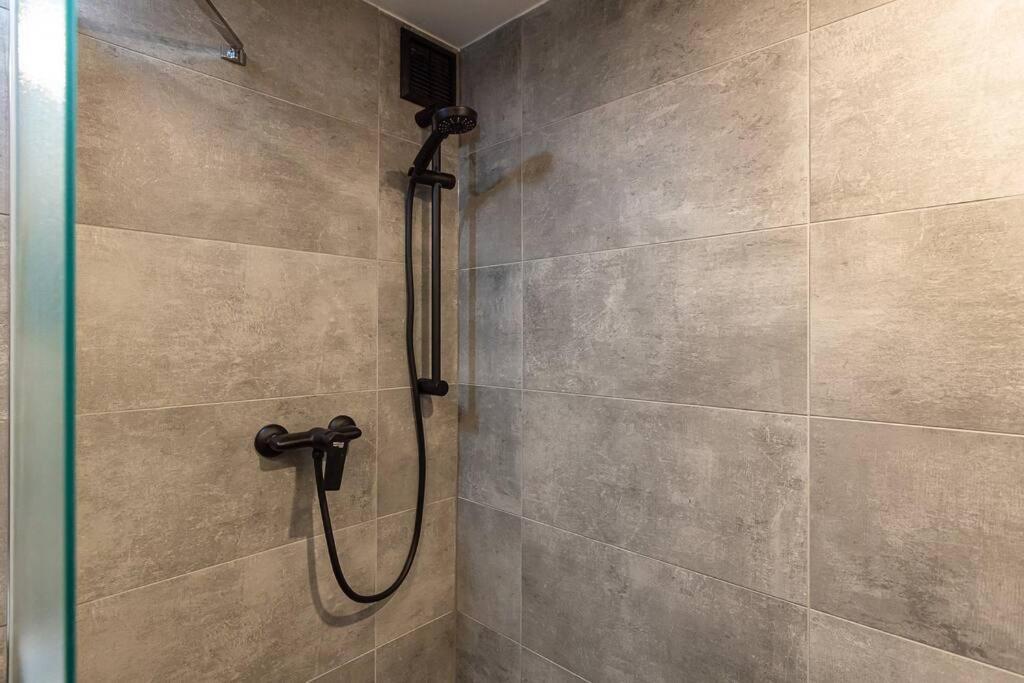 Charlie - Modern Centrally Located Downtown *