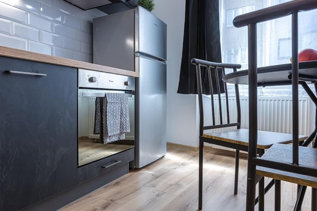 Charlie - Modern Centrally Located Downtown *