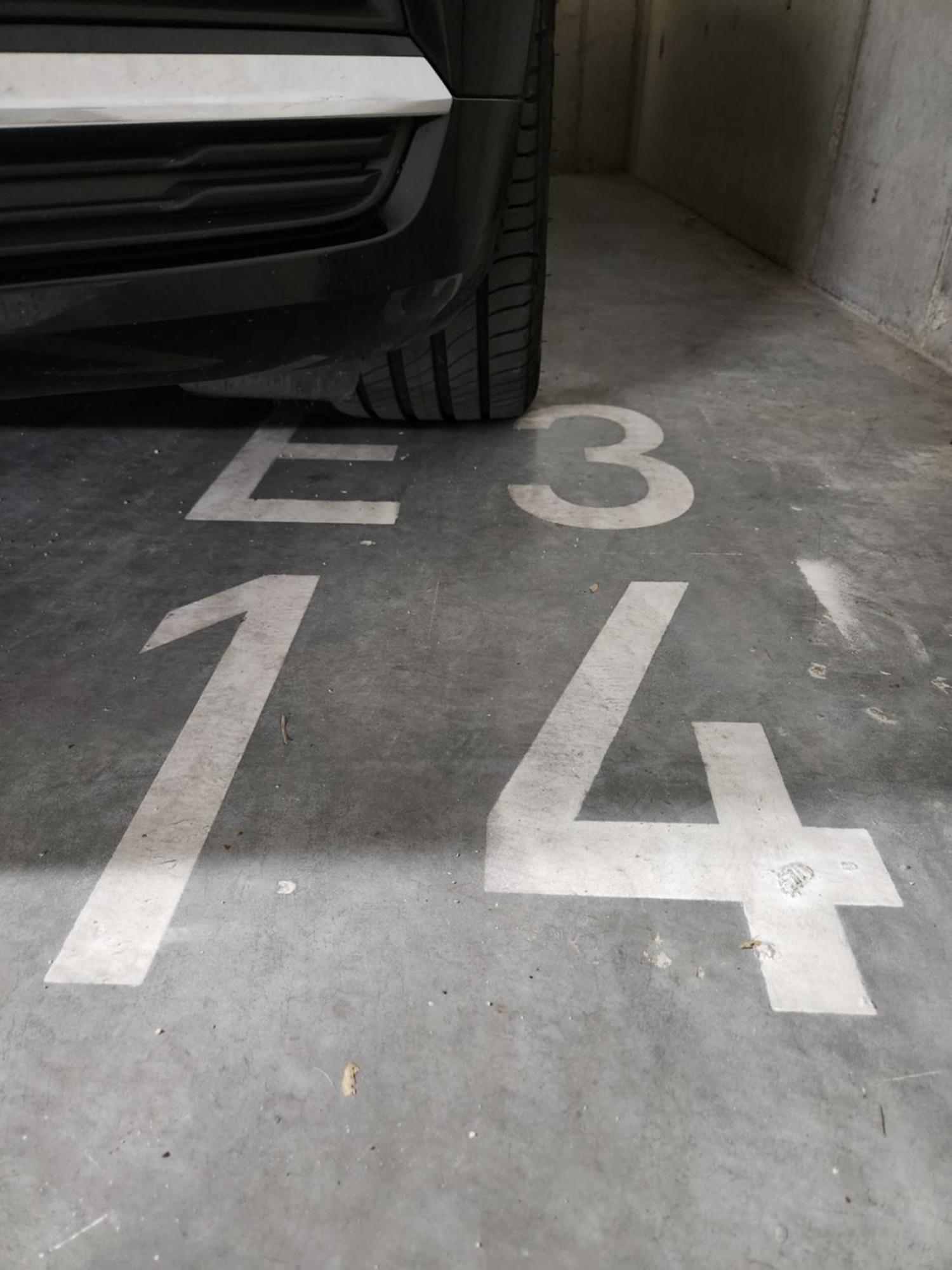 Ba With Free Garage Parking, Huge Outside Area *