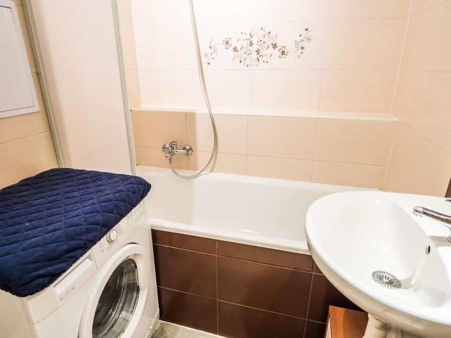 Cosy 2 Bedroom Flat Close To The Town With Parking *