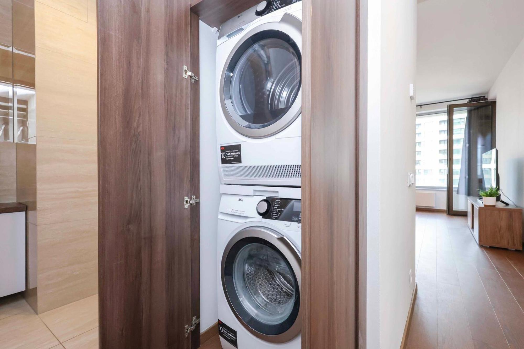 Apartment Sky Park Tower 2, Luxury With Free Parking Bratislava