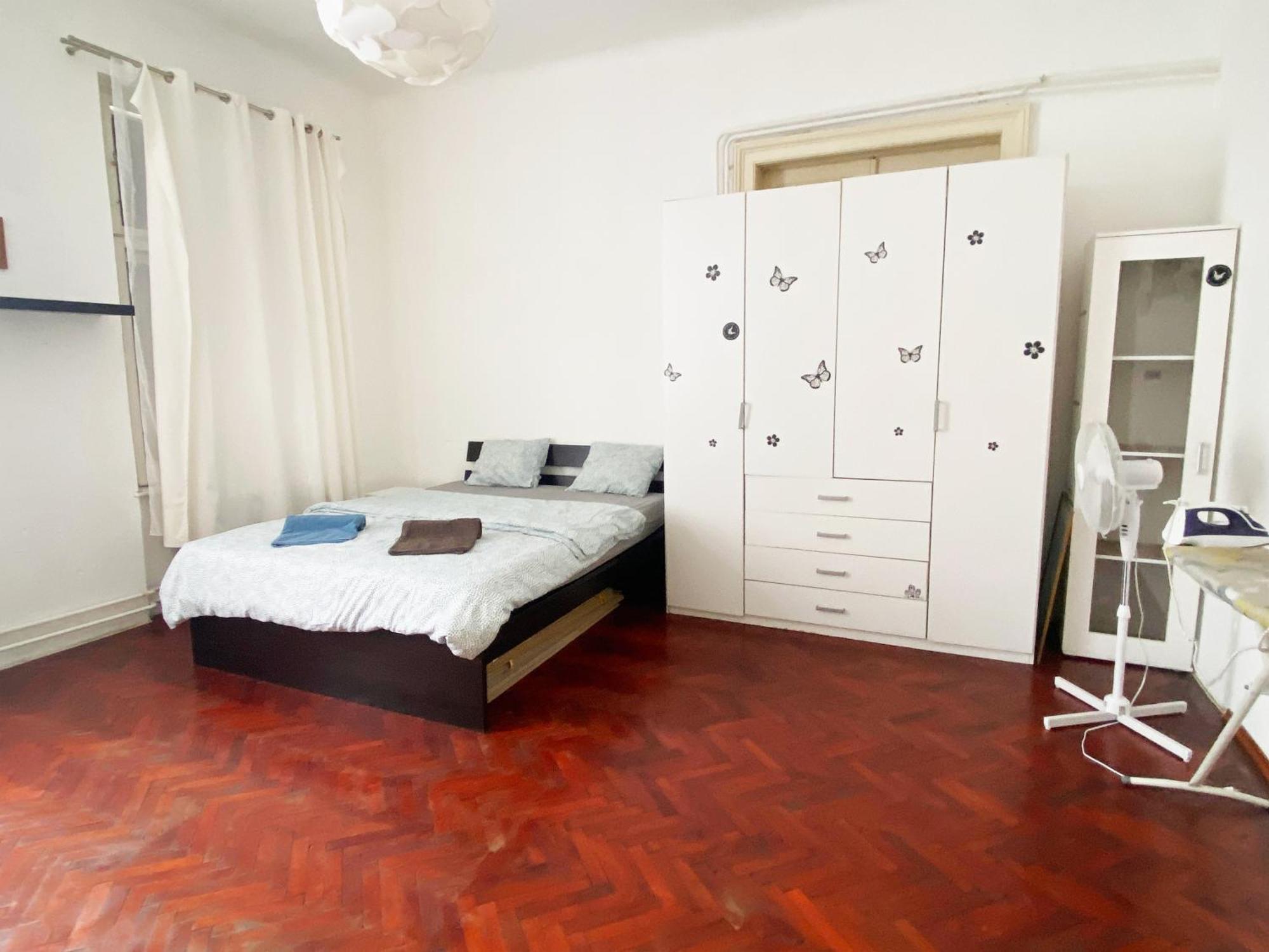 Big In City Center & Private Parking *