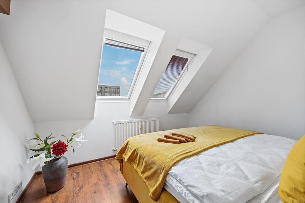V Centre S Vyhladom Na Hrad A Parkovanim Bratislava