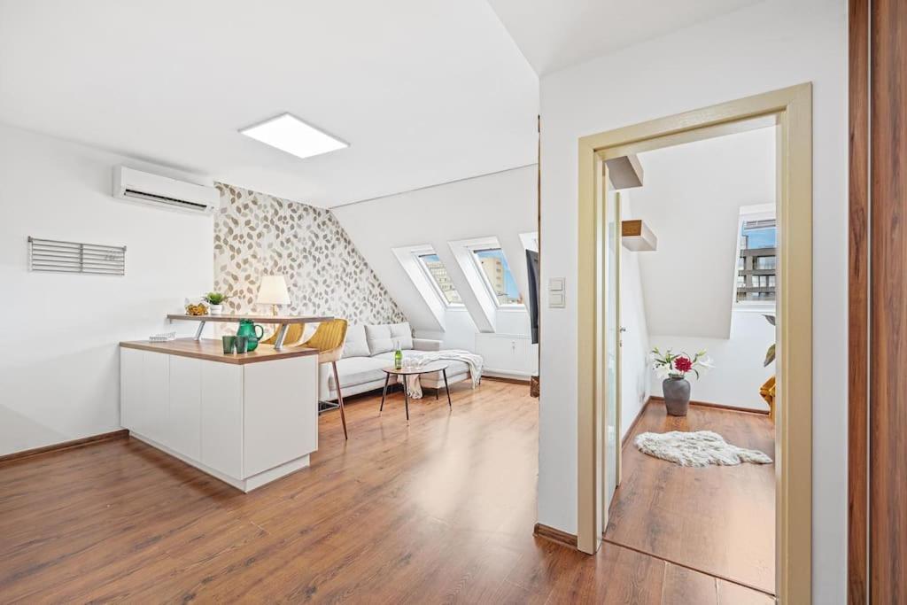 V Centre S Vyhladom Na Hrad A Parkovanim * Bratislava