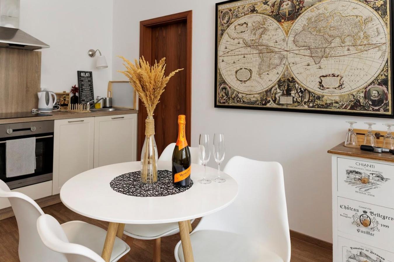 Diamond In Old Town With Free Parking Apartamento