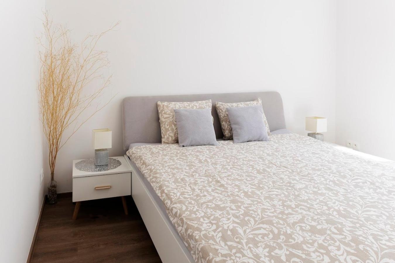 Diamond In Old Town With Free Parking Apartamento
