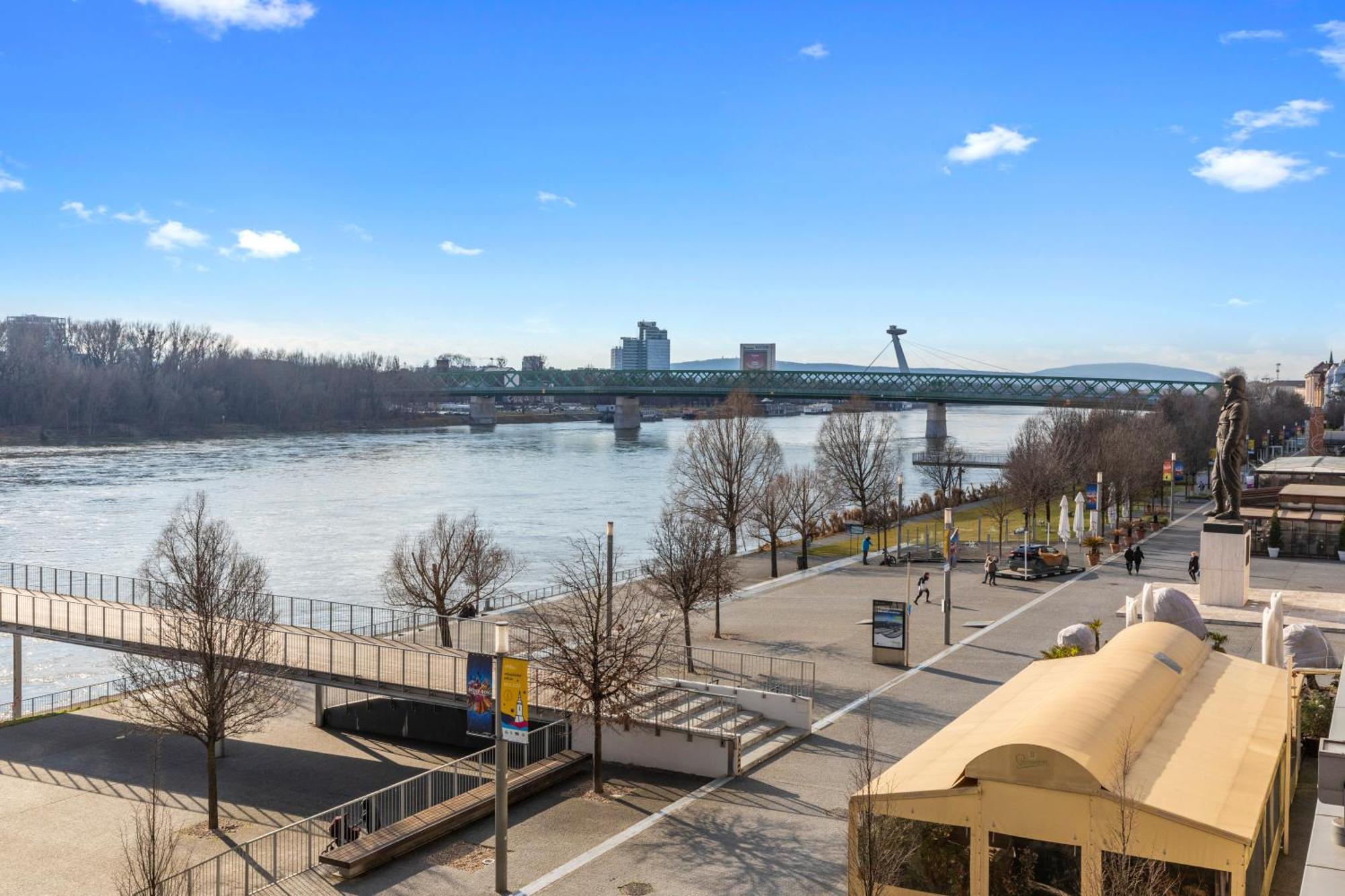 Escape Riverfront 2 Bedroom With Balcony Apartment *