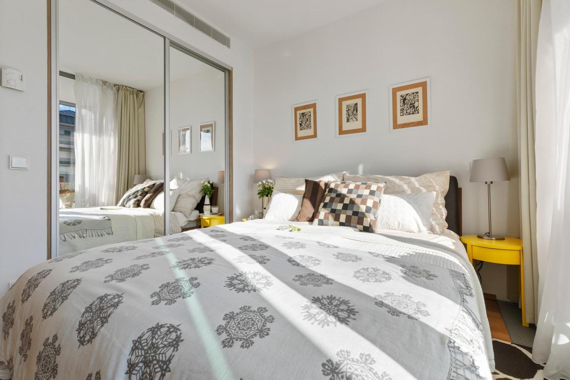 Escape Riverfront 2 Bedroom With Balcony Apartment *