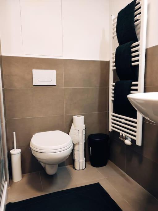 Airport For Two, Free Parking, Airport View Apartment