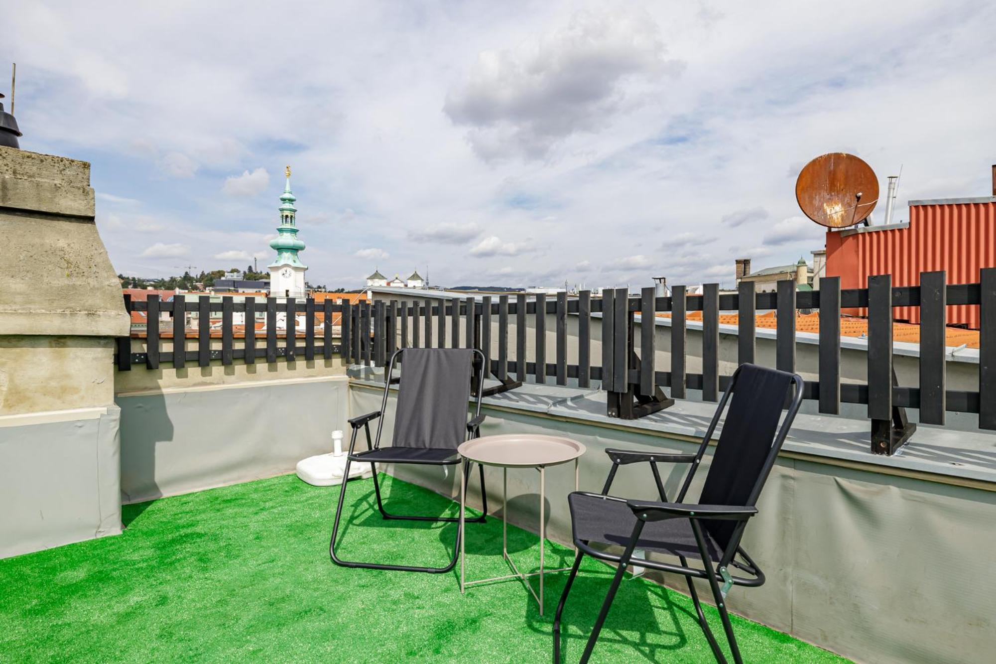 Arya - Spacious Penthouse Duplex With Rooftop Patio In The Main Square Apartment *