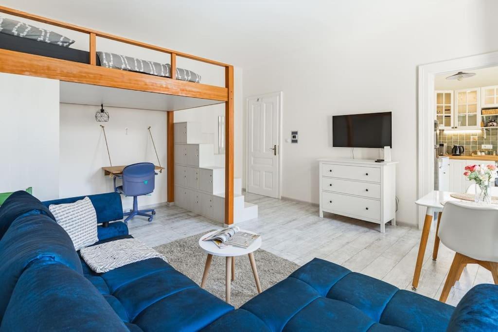 Historical Hideaway Apartment