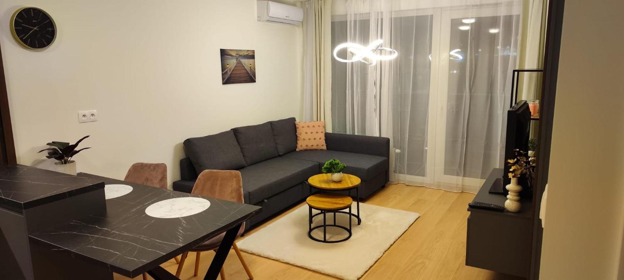 New With Free Garage Parking Near The Airport