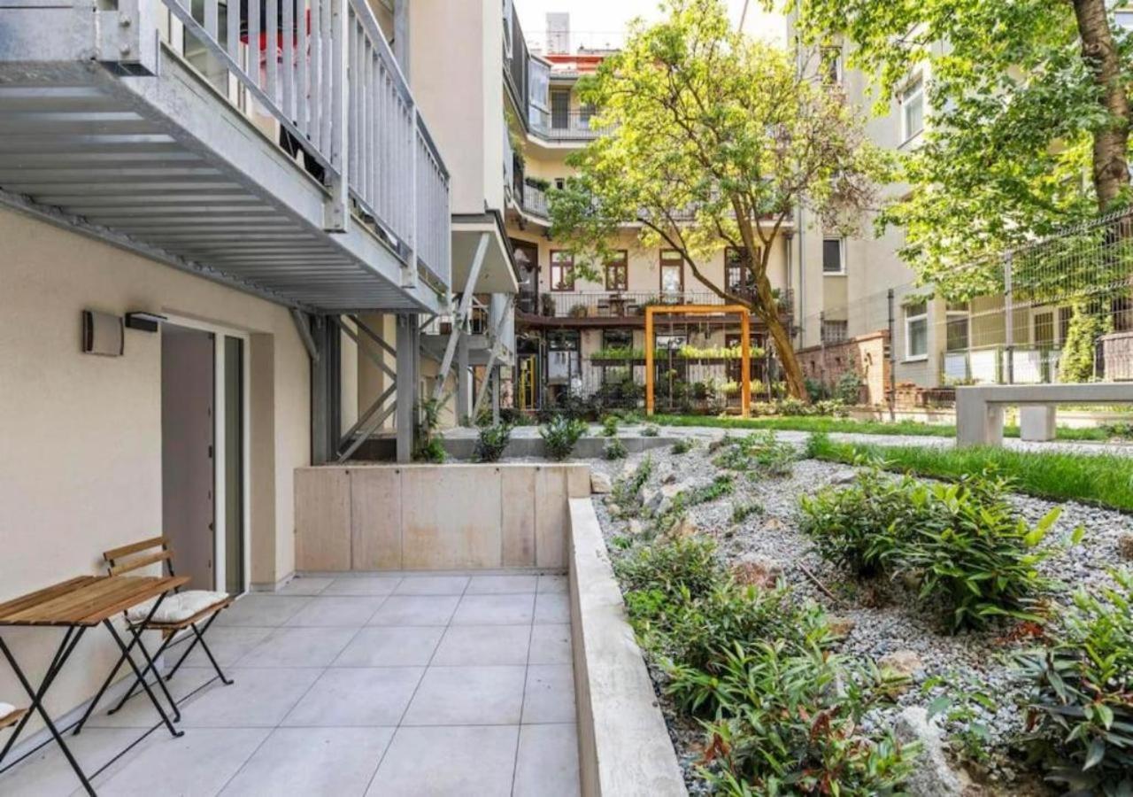 Train Station With Terrasse 1 Apartment