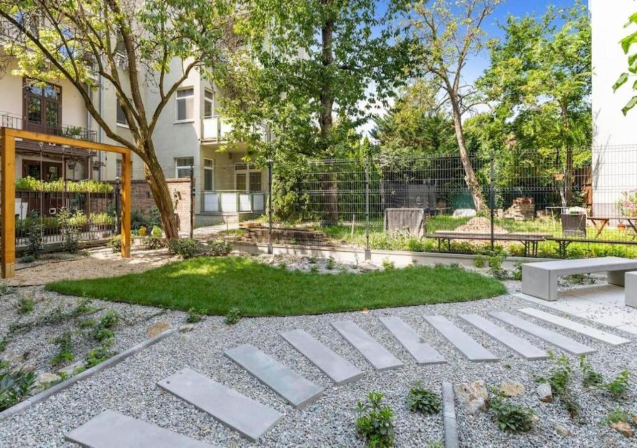 Train Station With Terrasse 1 Apartment