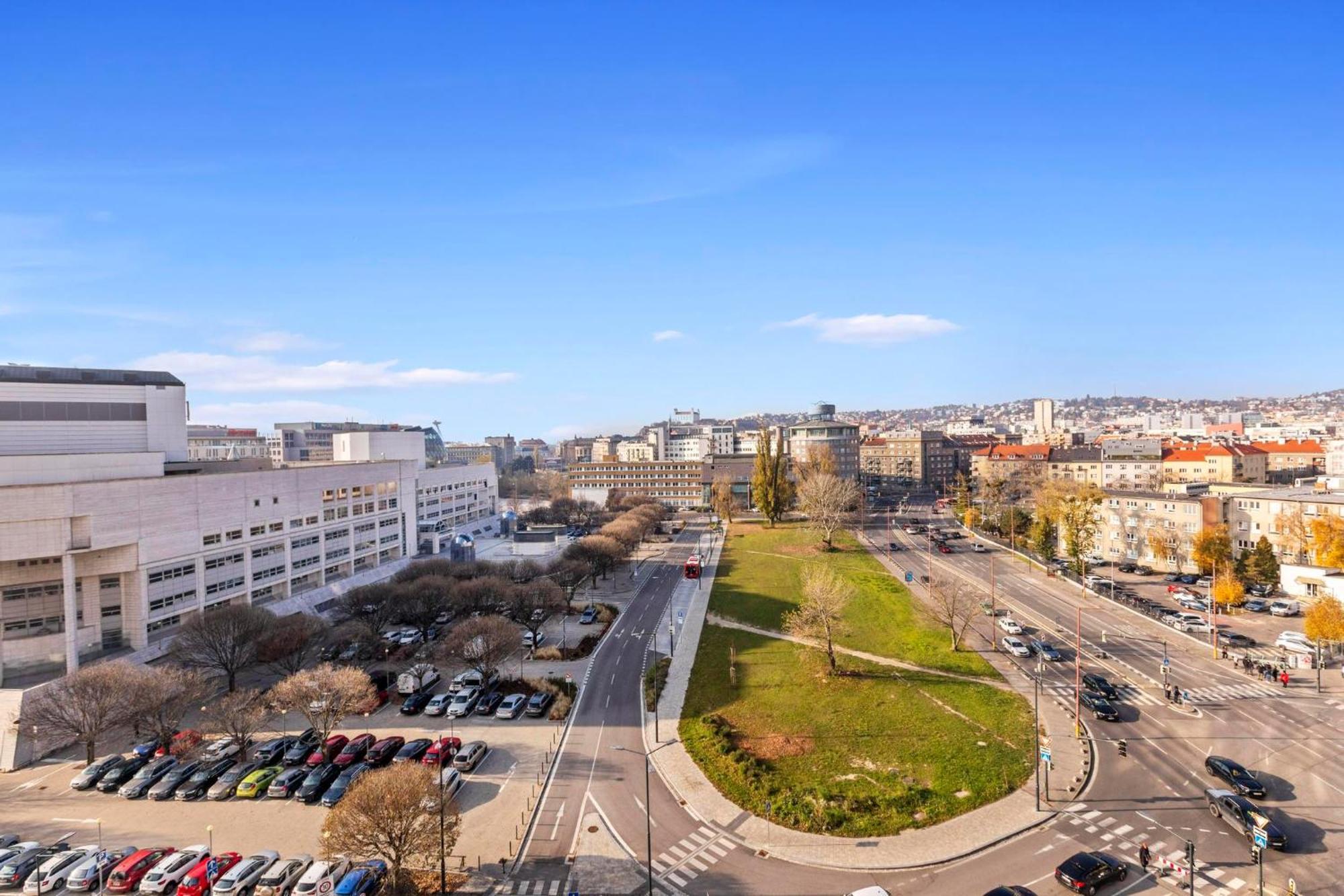 Panorama In Downtown Area With Free Parking And Castle View Apartment Pressburg