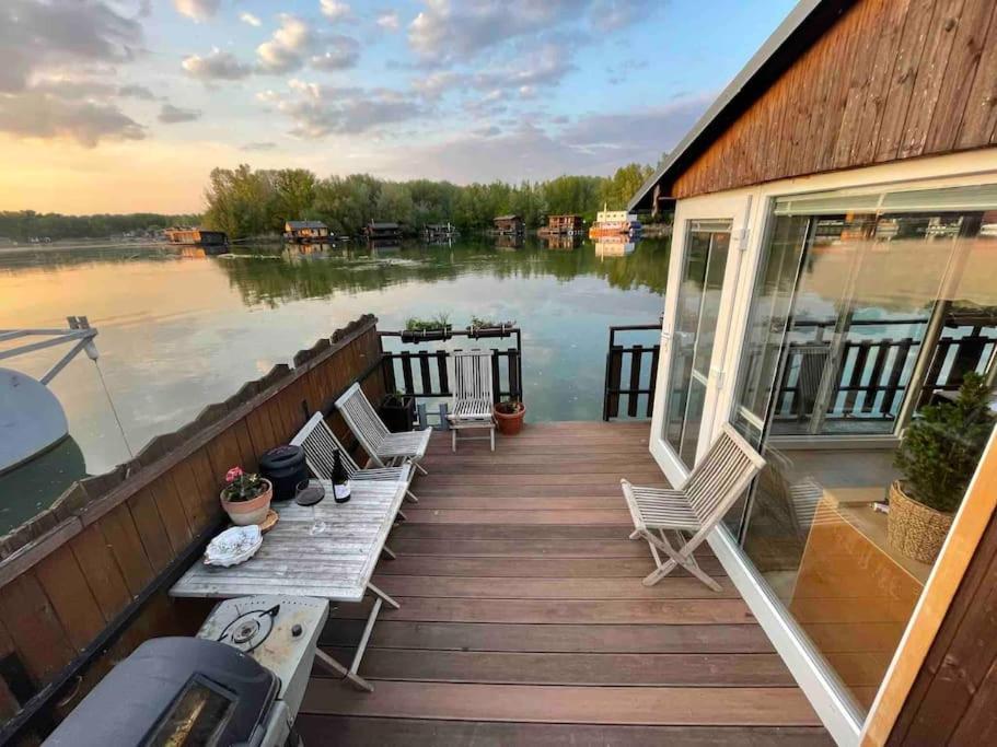 Na Hrote Ostrova Dobrodruzne Byvanie Na Hausbote