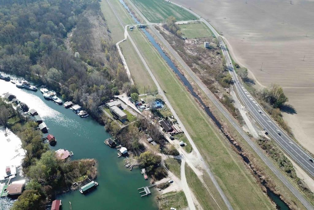 Na Hrote Ostrova Dobrodruzne Byvanie Na Hausbote Botel *