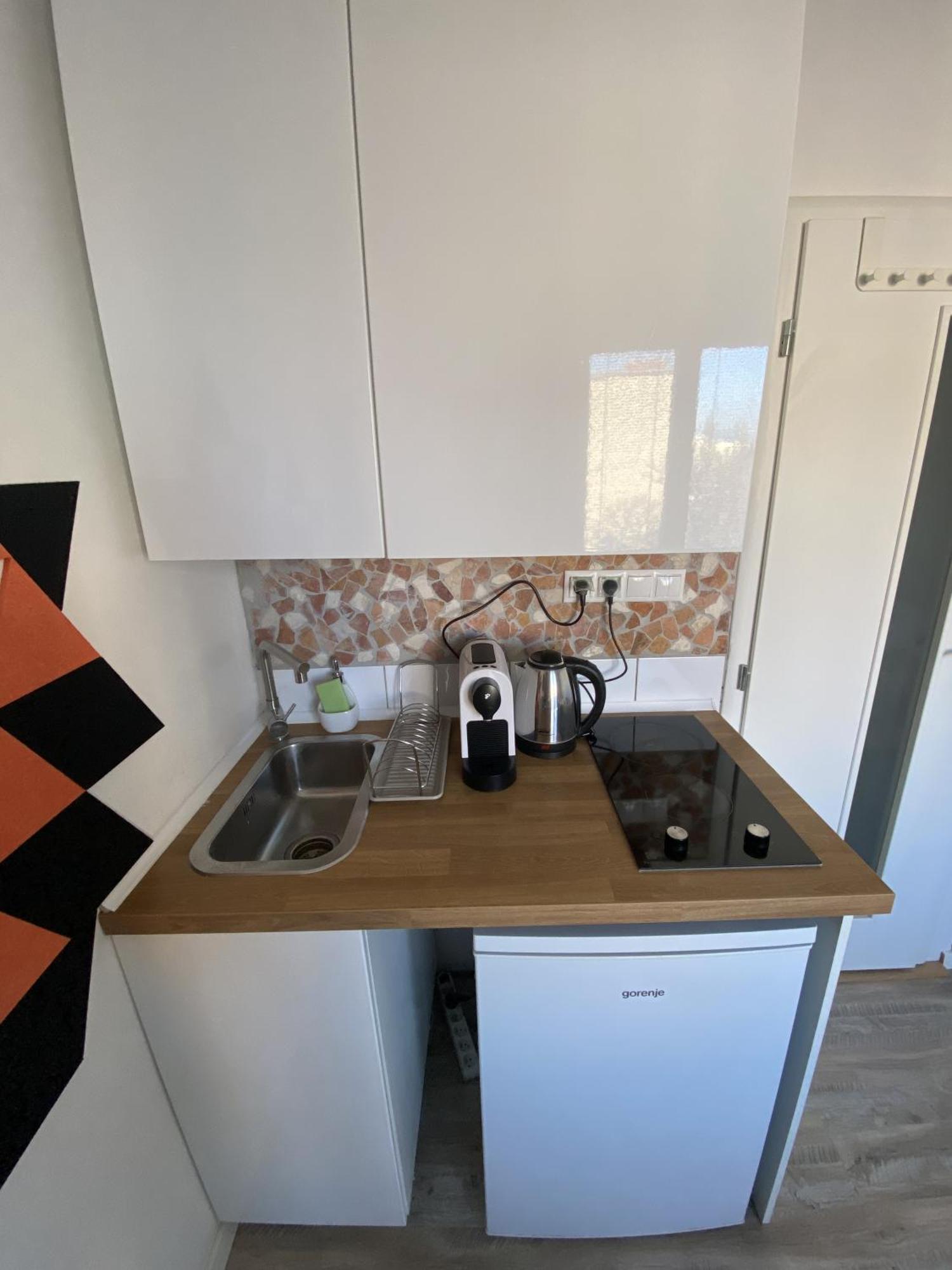 20 Minutes From Center W Coffee, Tea, Tv, And Parking Apartment