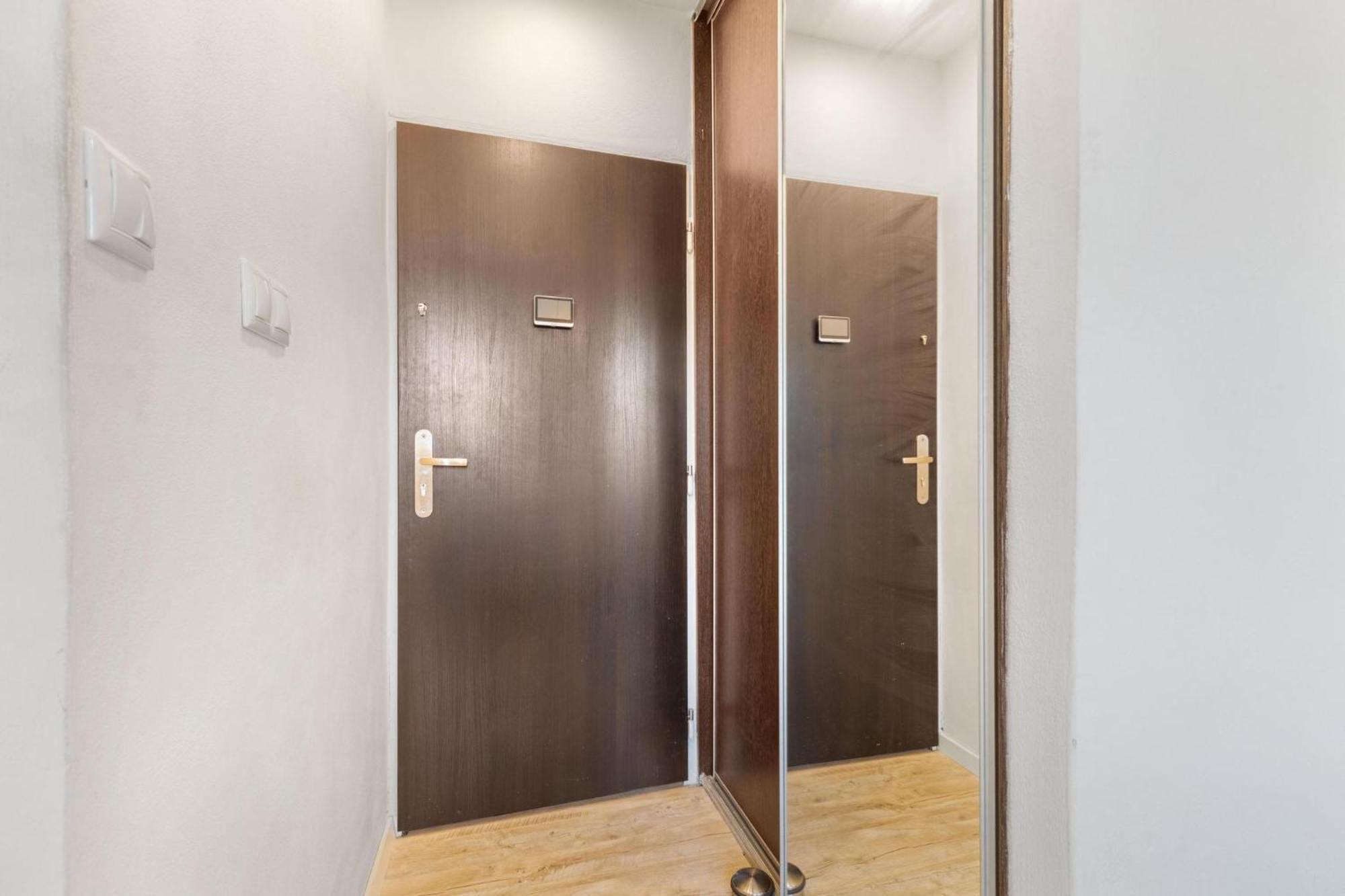 20 Minutes From Center W Coffee, Tea, Tv, And Parking Apartment