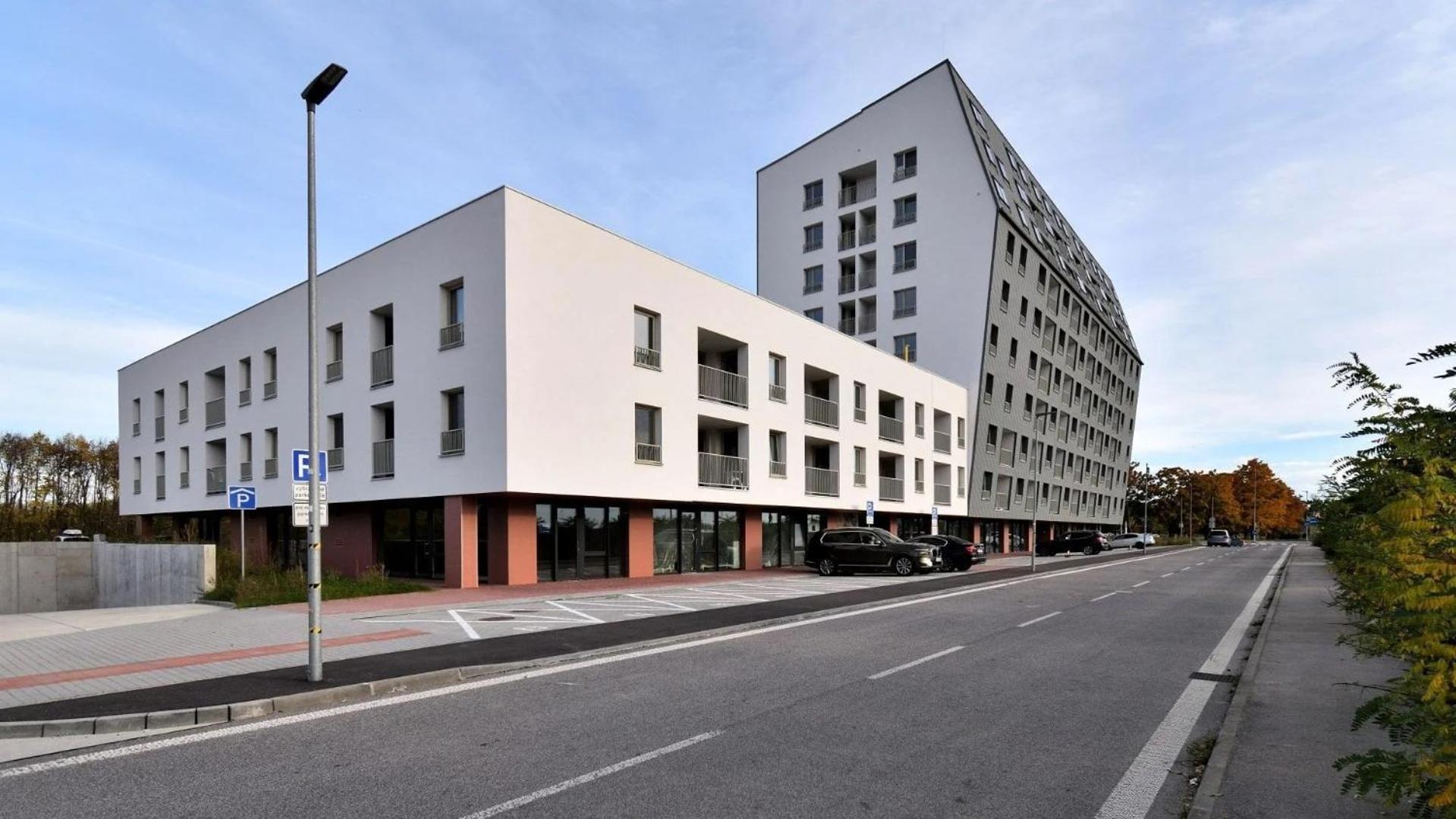 New With Free Garage Parking Near The Airport Apartment