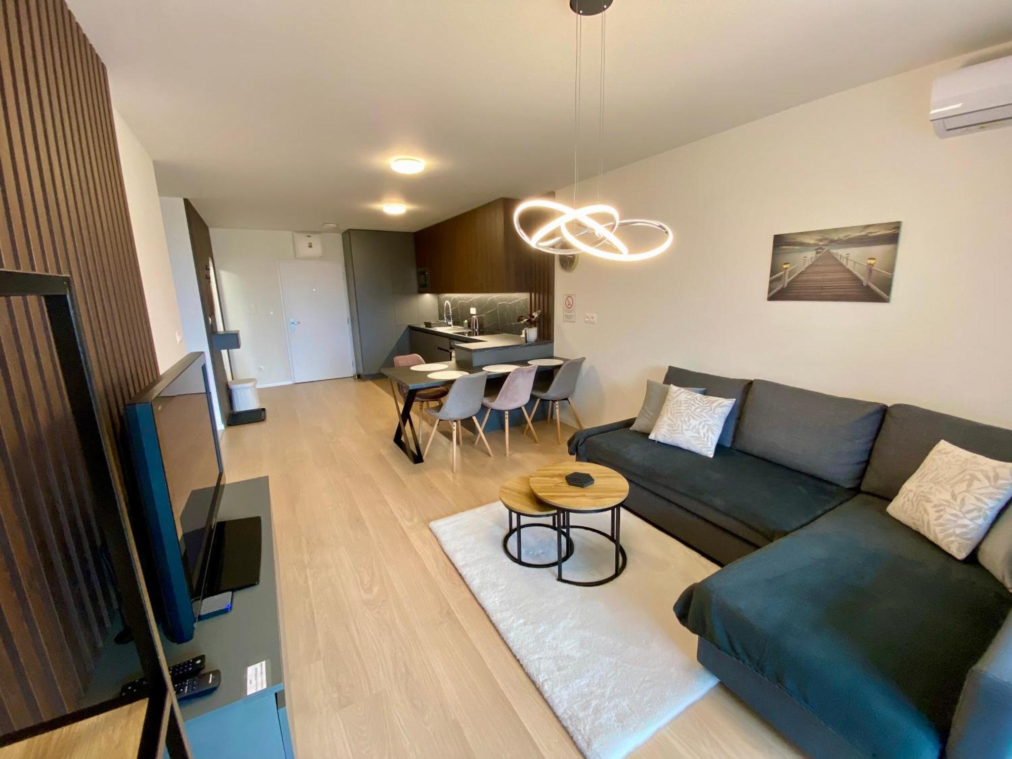 Apartment New With Free Garage Parking Near The Airport *