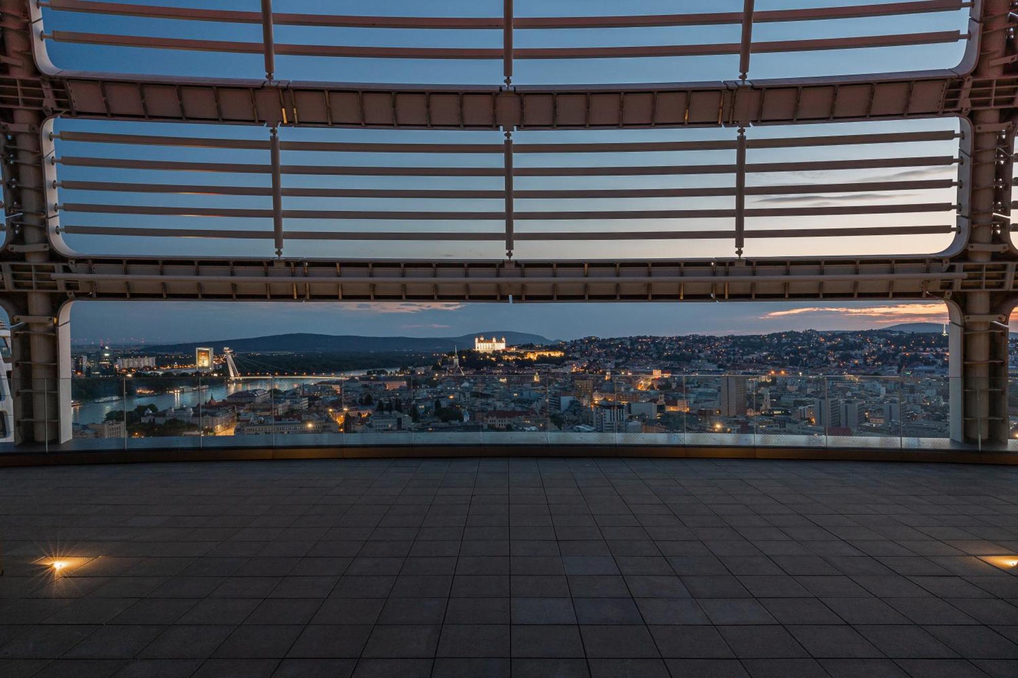 Apartment Skypark Retreat With Balcony Bratislava