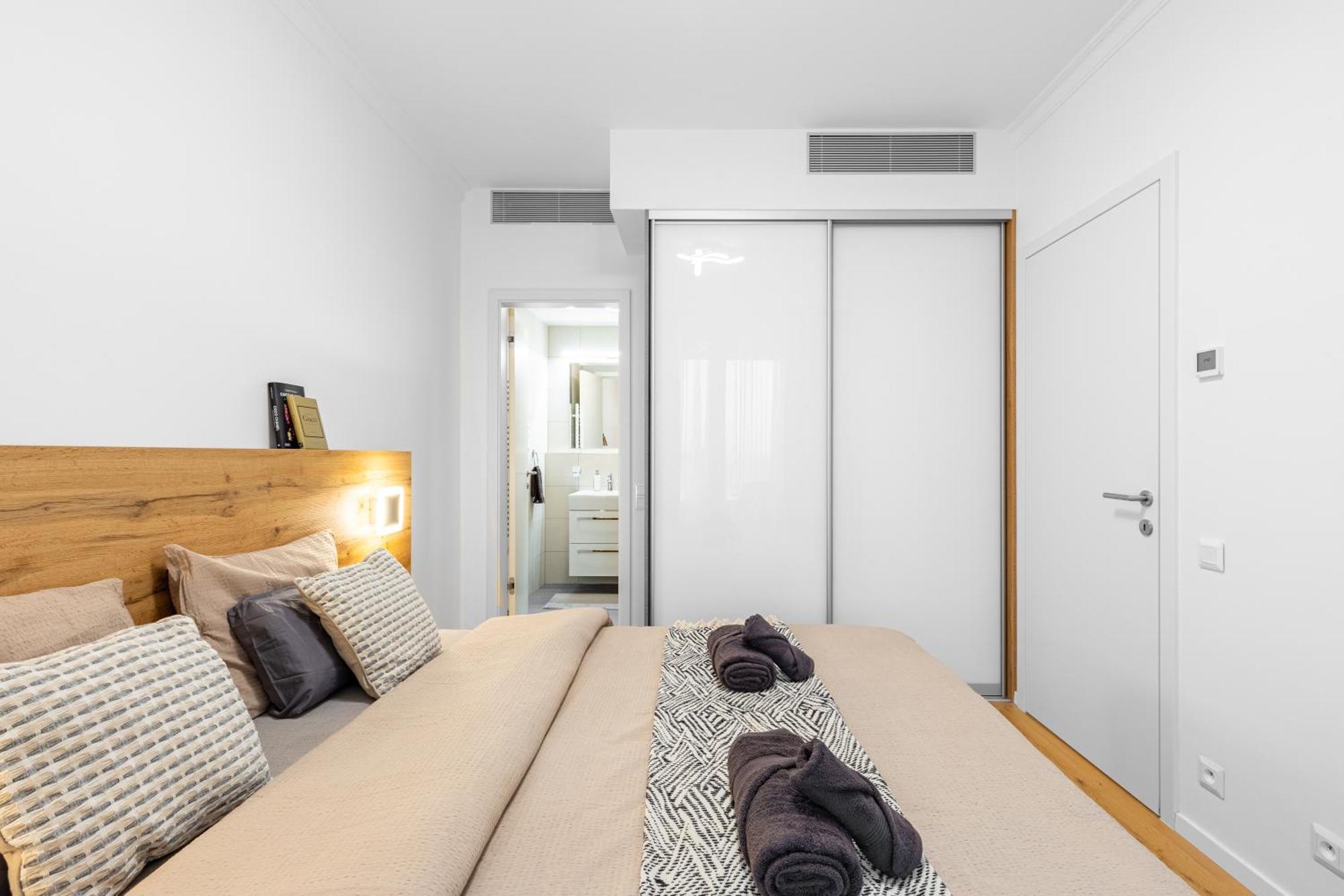 Skypark Retreat With Balcony Apartment