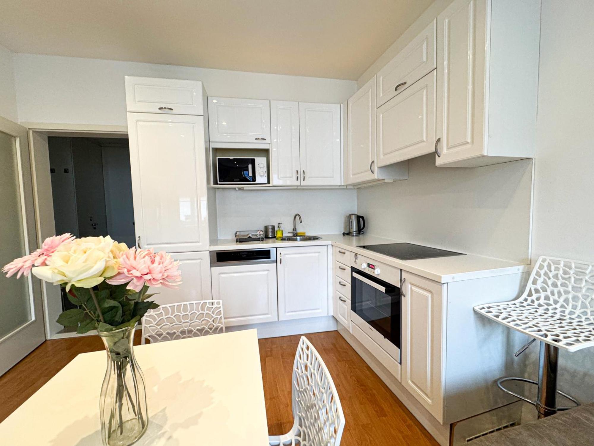 Apartment Gorgeous Center In With Free Parking *