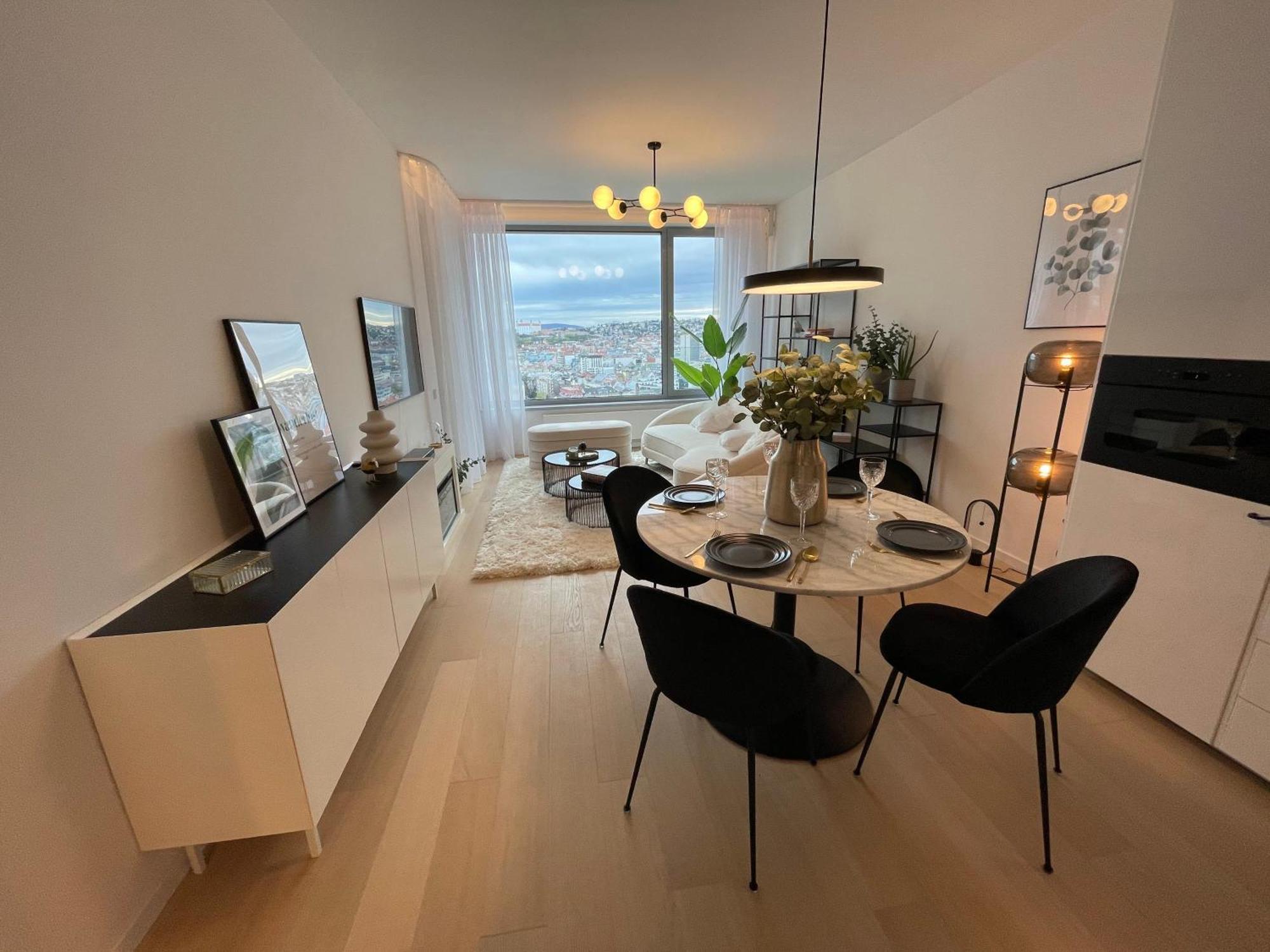Sky Park-20th Floor Sunset Views - Parking Apartment
