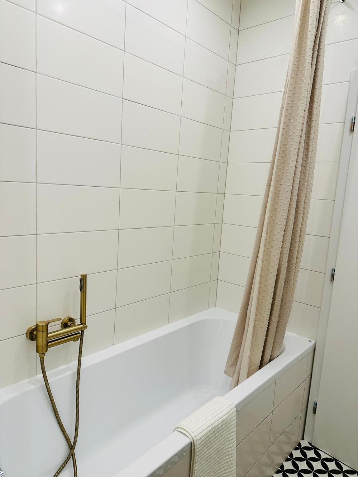 Cozy And Unique Near Train Station Apartment
