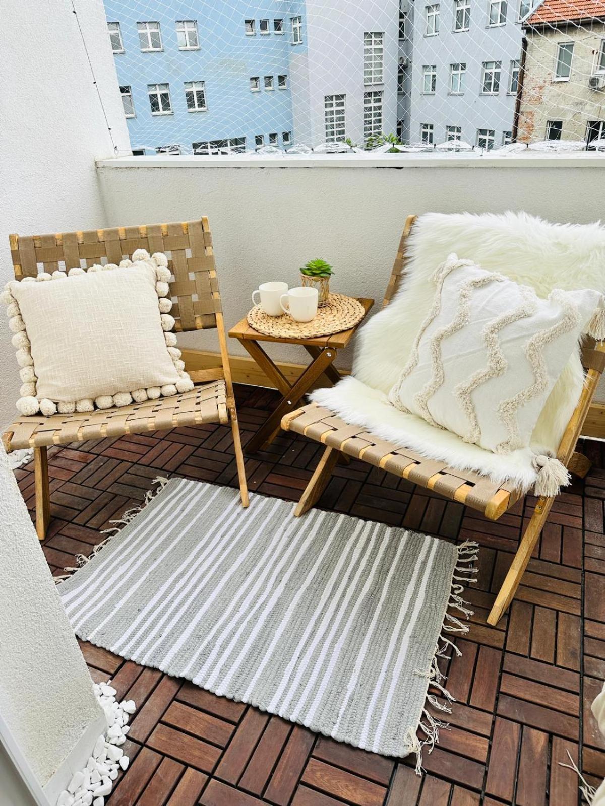 Cozy And Unique Near Train Station Apartment