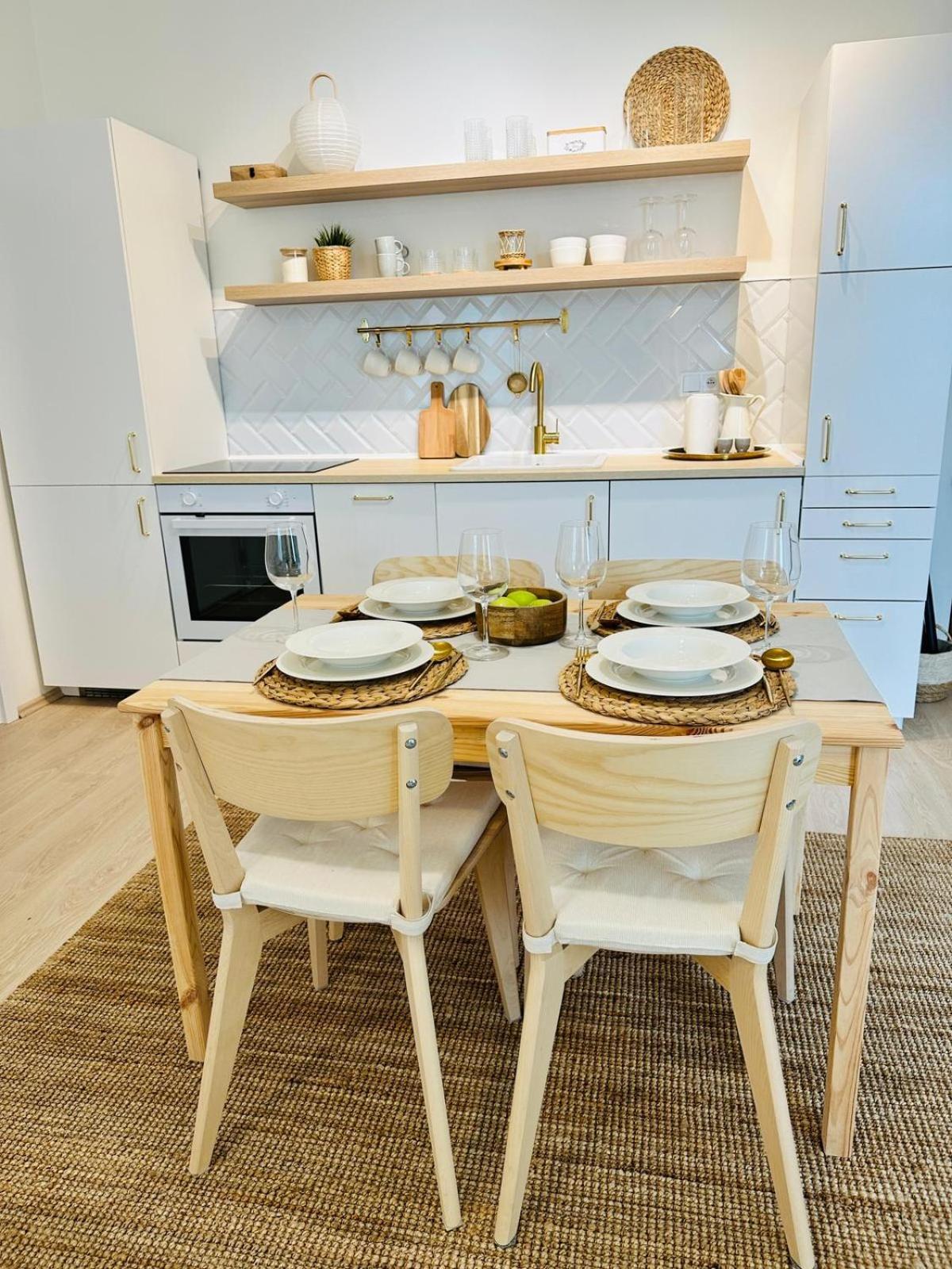 Cozy And Unique Near Train Station Apartment *