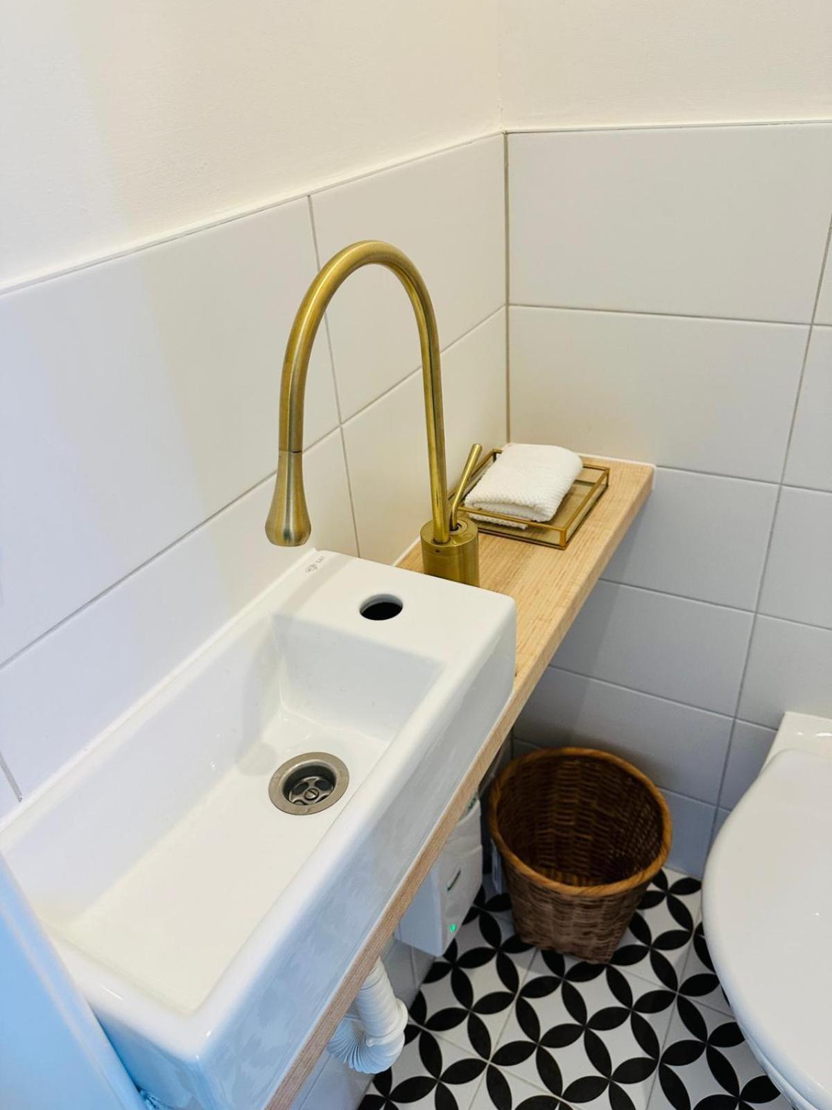 Cozy And Unique Near Train Station Apartment