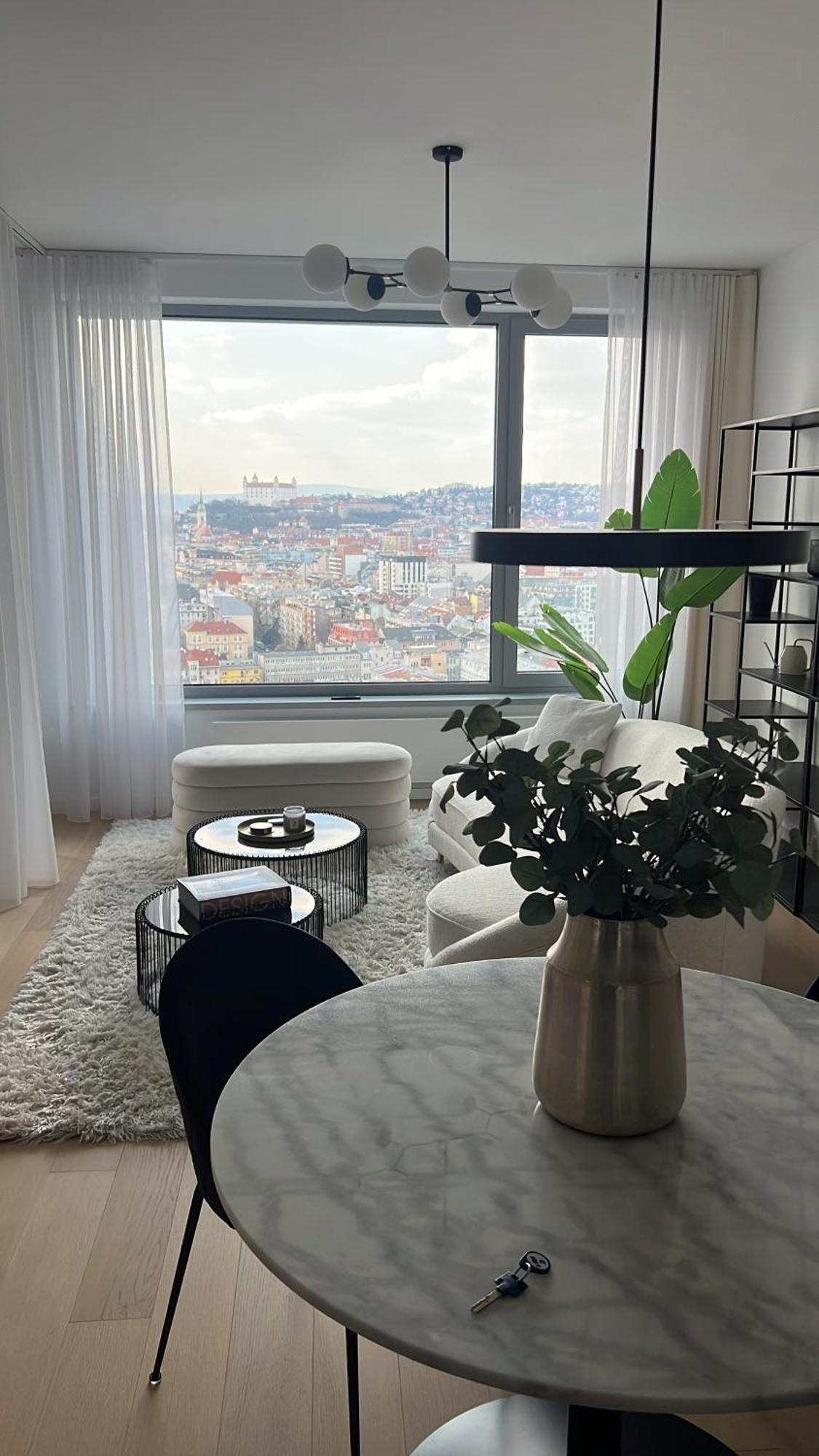 Sky Park-20th Floor Sunset Views - Parking Apartment Bratislava