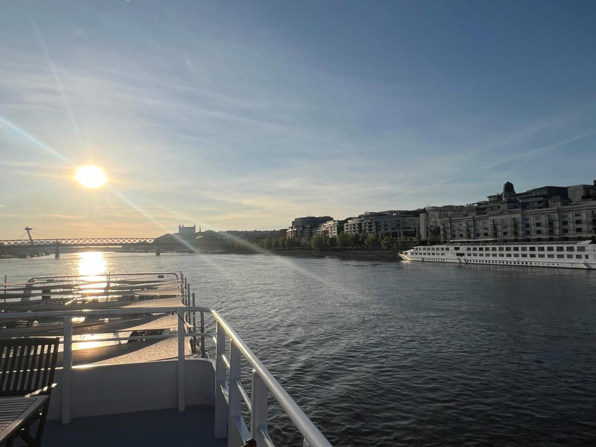 Escape Riverfront 2 Bedroom With Balcony Apartment Bratislava