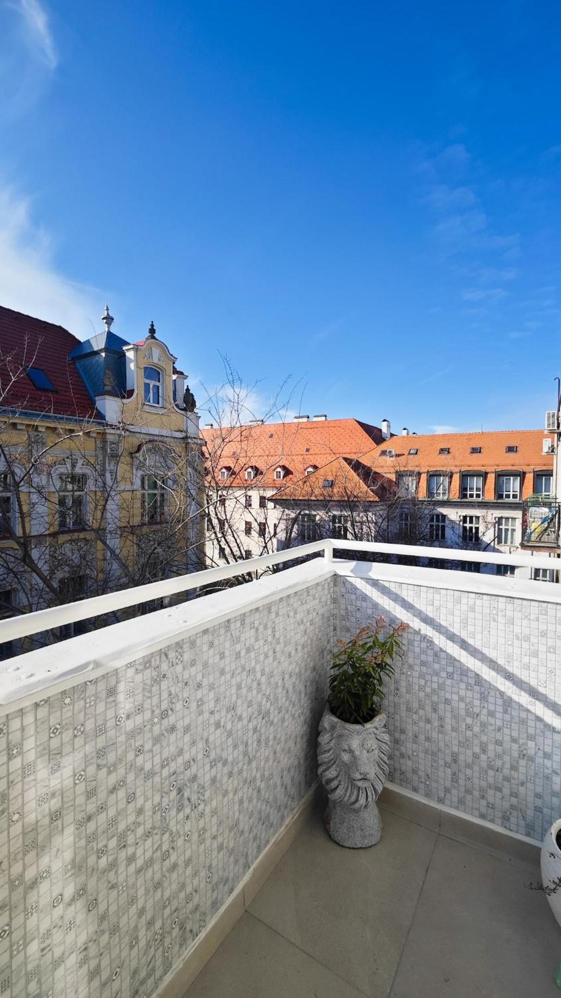 Apartment Old Town W Balcony Only 5 Min Danube River