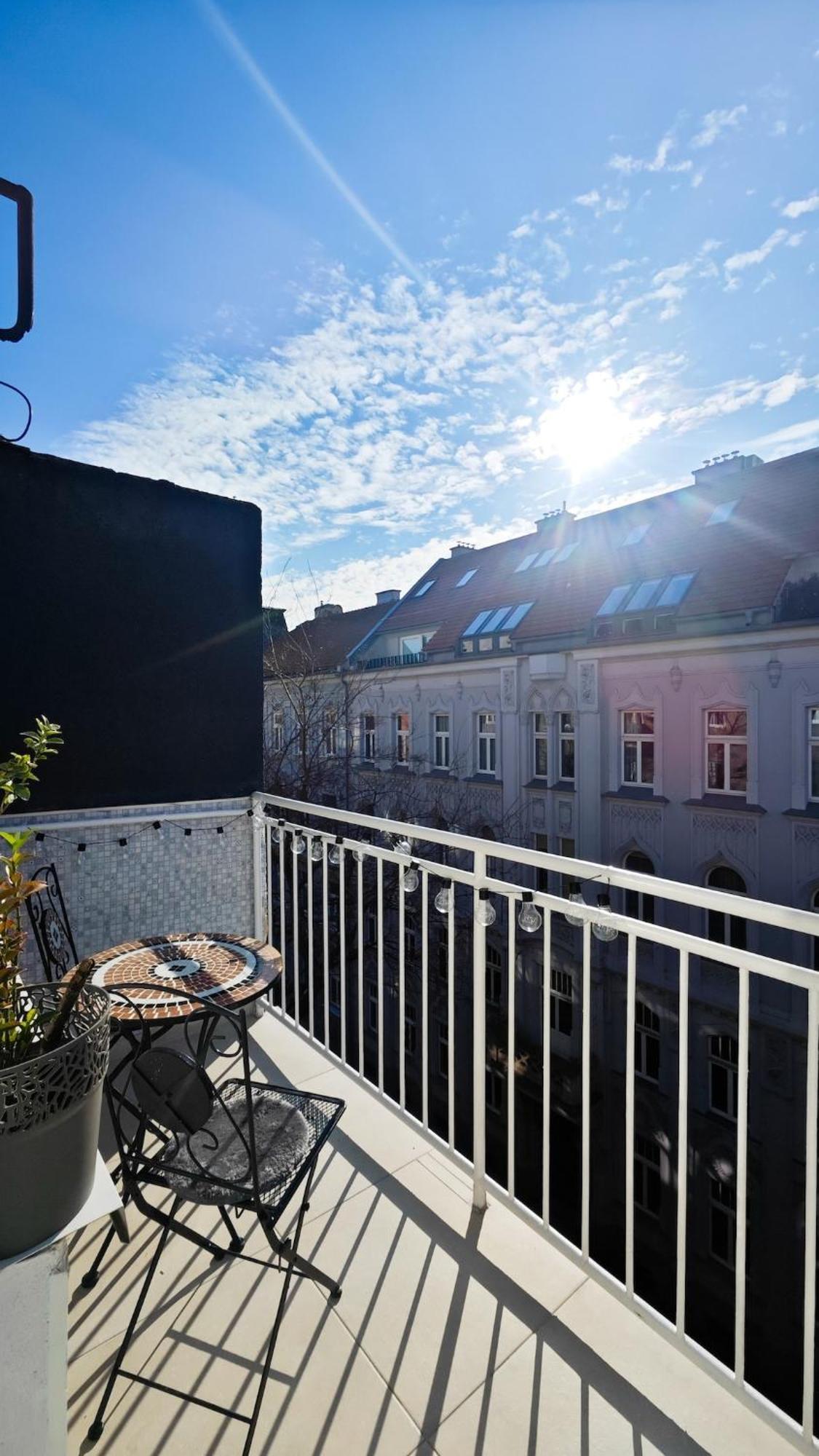 Old Town W Balcony Only 5 Min Danube River *