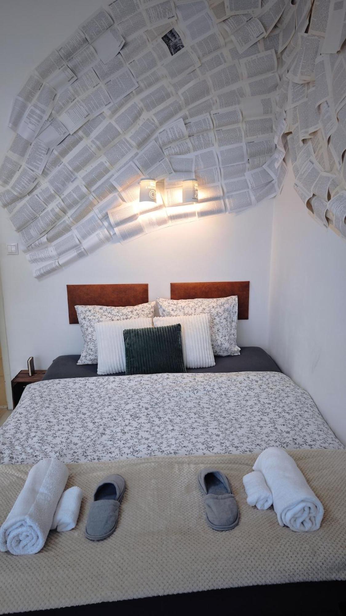 Old Town W Balcony Only 5 Min Danube River Apartment