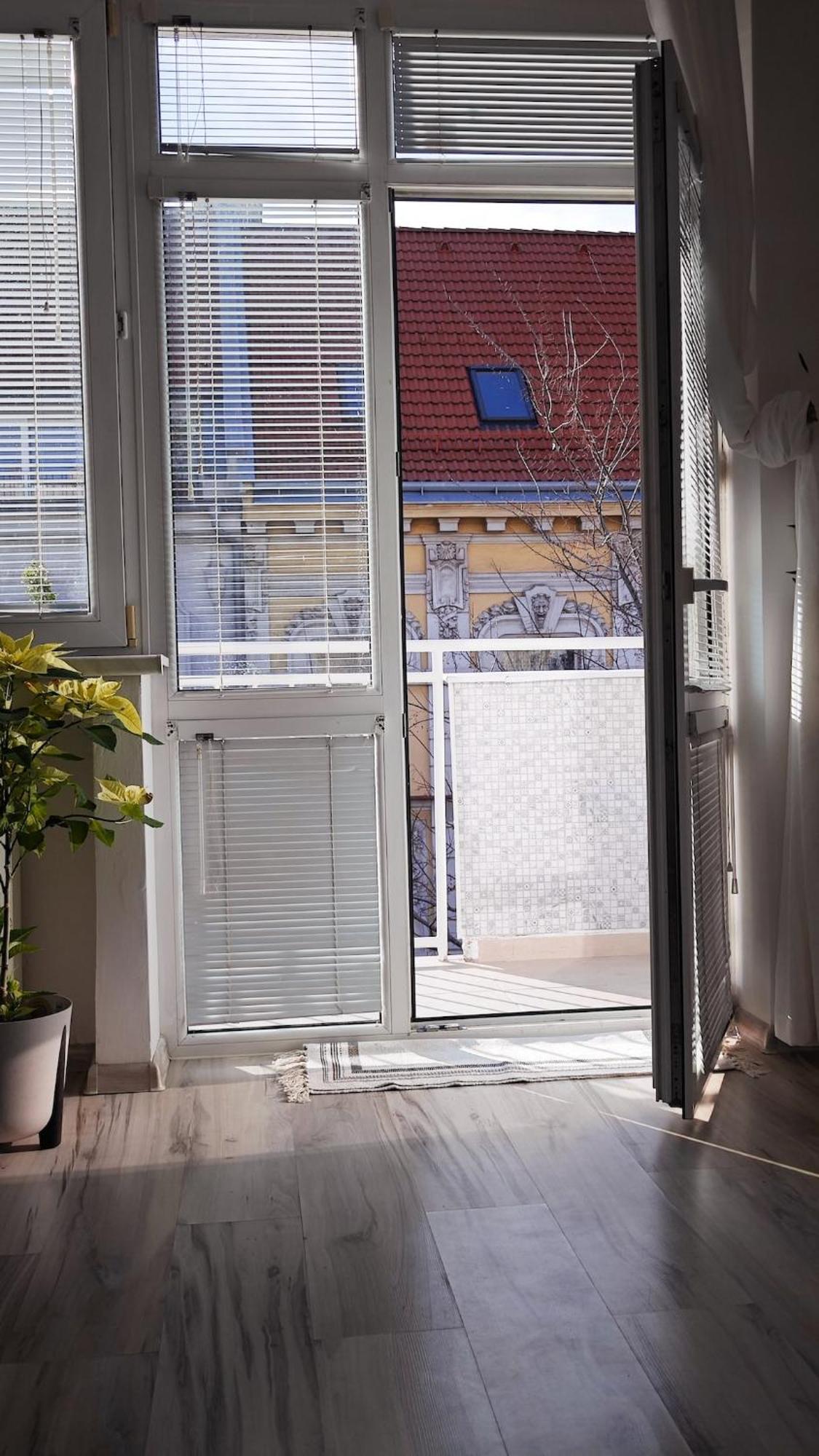 Old Town W Balcony Only 5 Min Danube River Apartment *