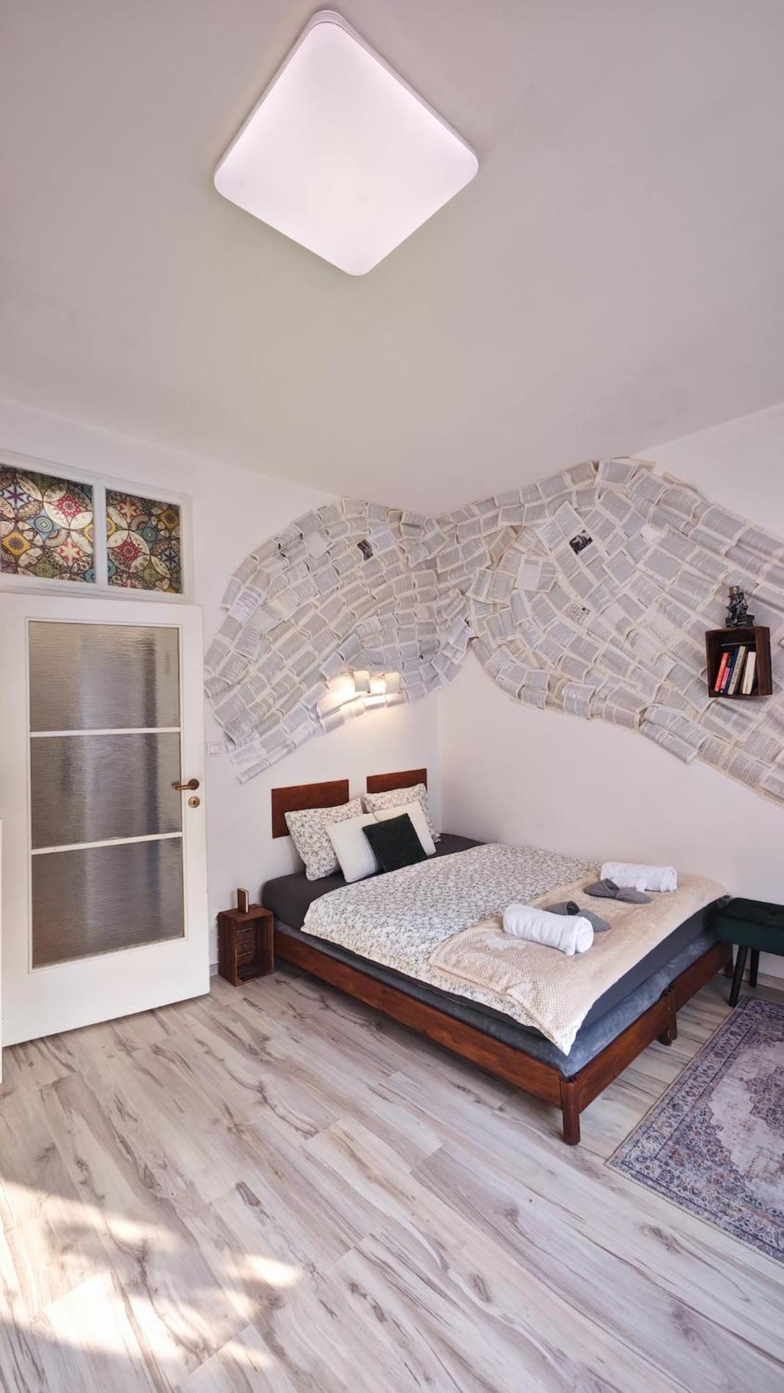 Old Town W Balcony Only 5 Min Danube River Apartment