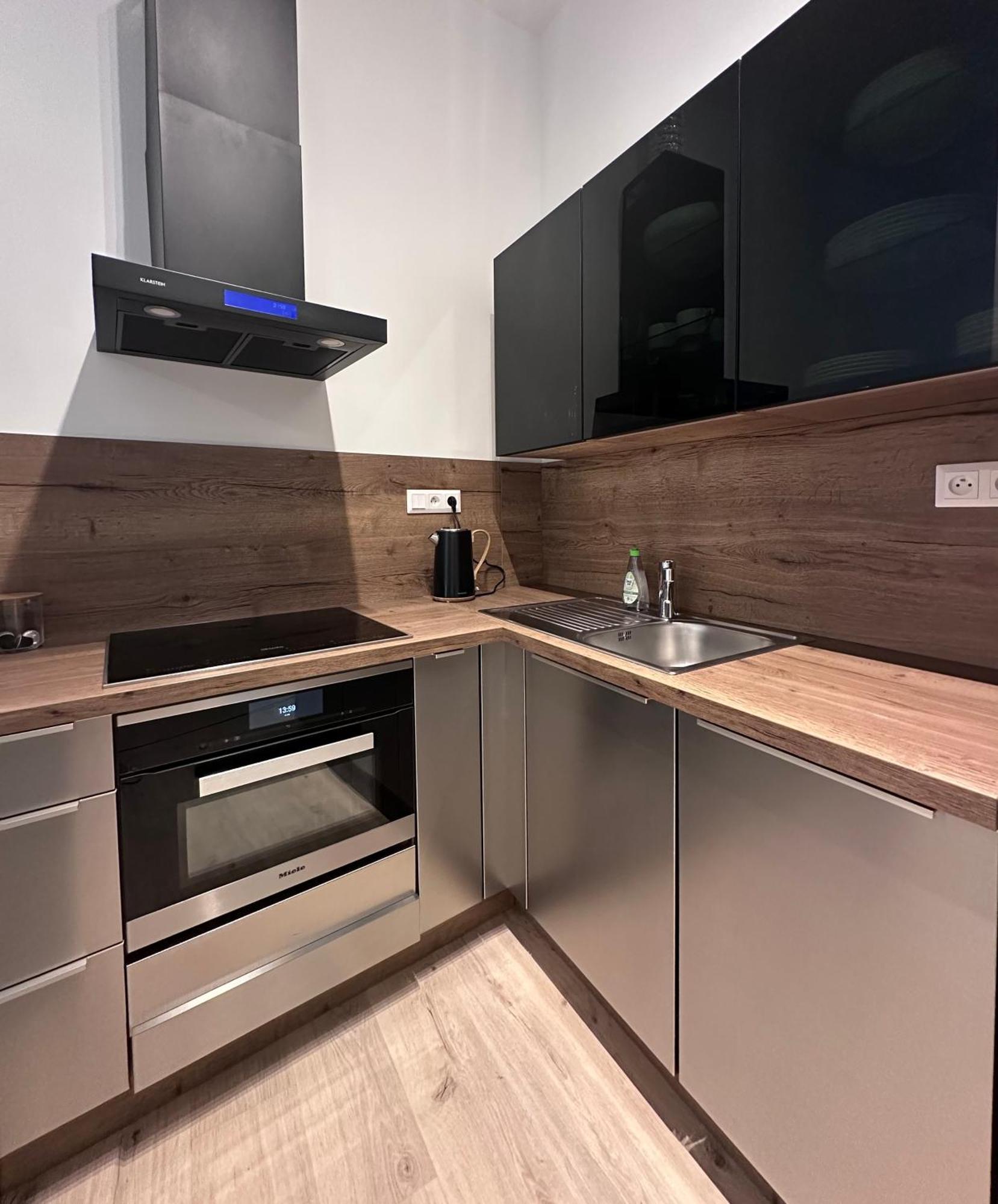 Bezrucova - 2 Bedrooms, Terrace And Free Garage Parking Apartment