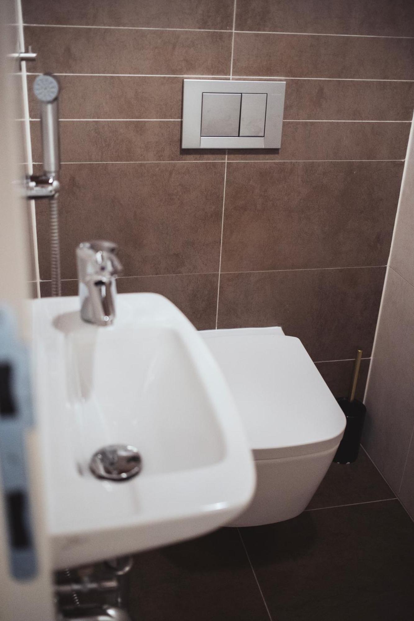 Apartment Stylish 2-br Apartment, 100 Sqm ǀ Ac, Free Parking, Terrace *