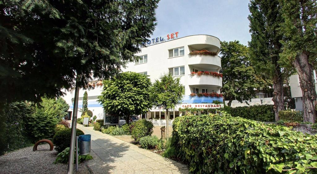 Set Hotel