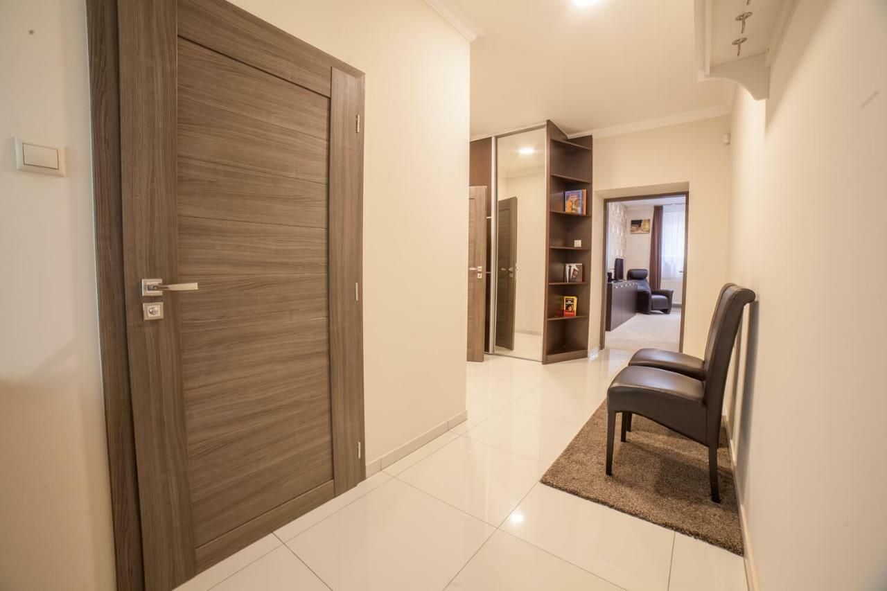 Spacious In Center Apartment *